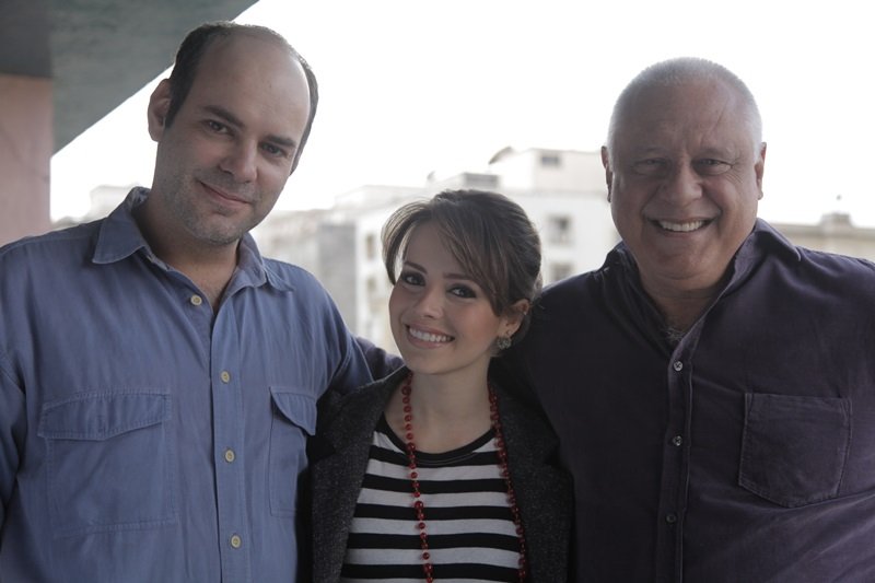 Marat Descartes, Sandy Leah e Antonio Fagundes estrelam "Quando eu era vivo" (Foto: Flora Dias)