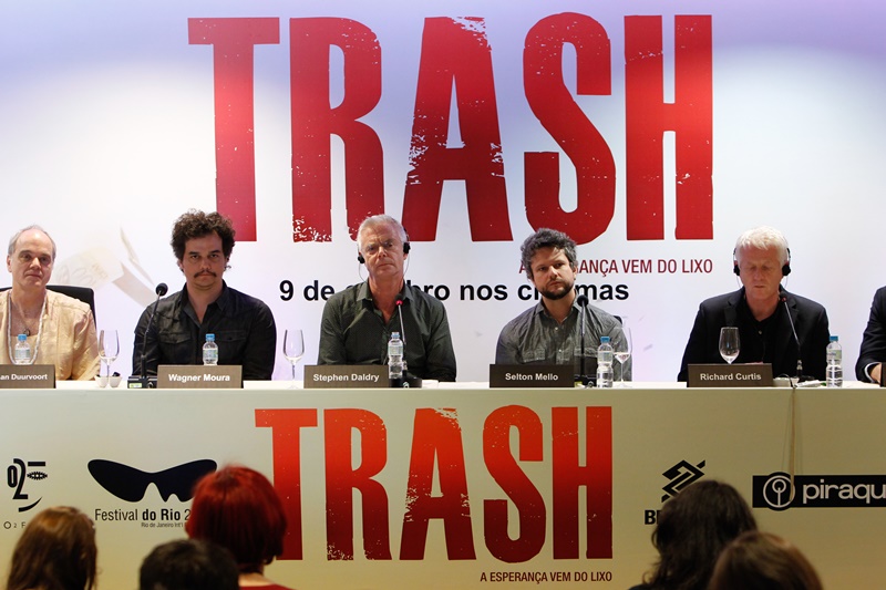 Diretor, roteirista, produtores e elenco de "Trash" estiveram na coletiva. (Foto: Divulgação)