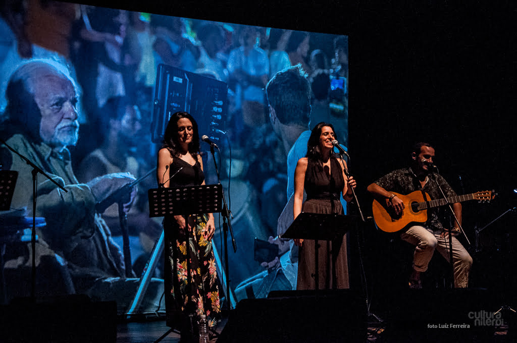 Os seus filhos, Adriana, Marina e João no palco_show Municipal Niteroi