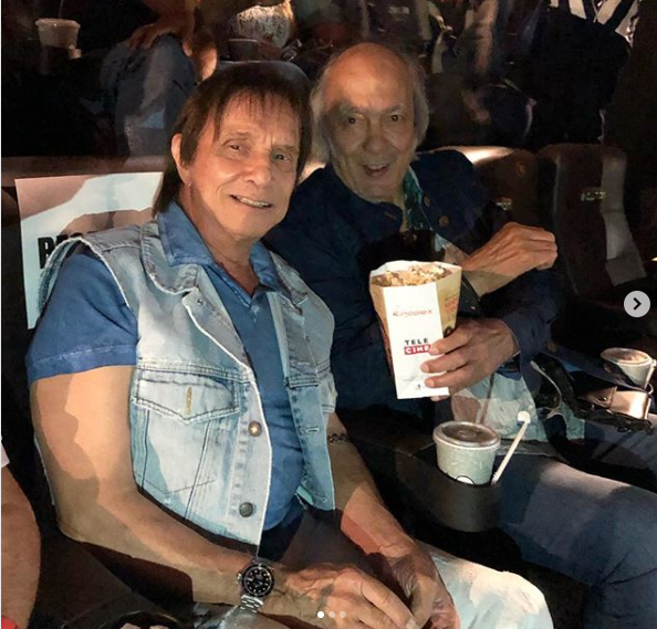 Roberto assistiu a pré-estréia ao lado do amigo Erasmo - Foto: Reprodução