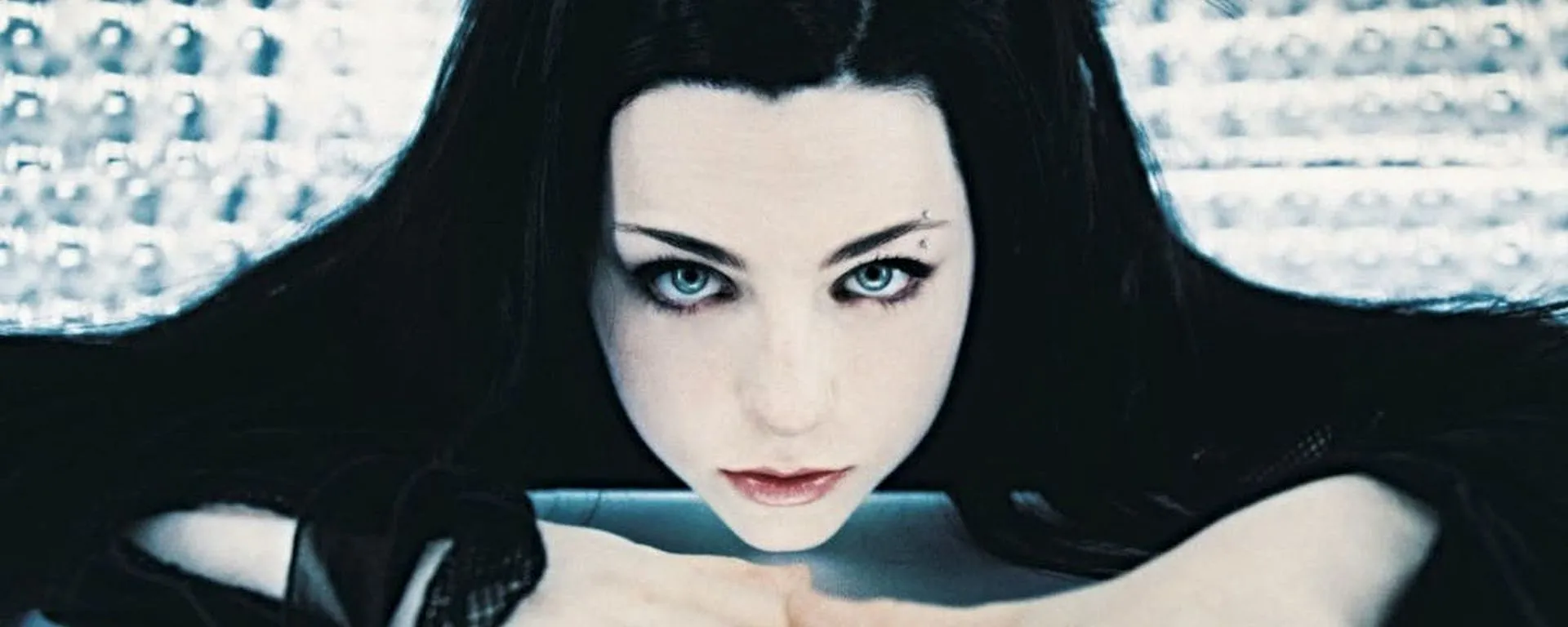 Evanescence Divulga A Versão Original De Bring Me To Life 