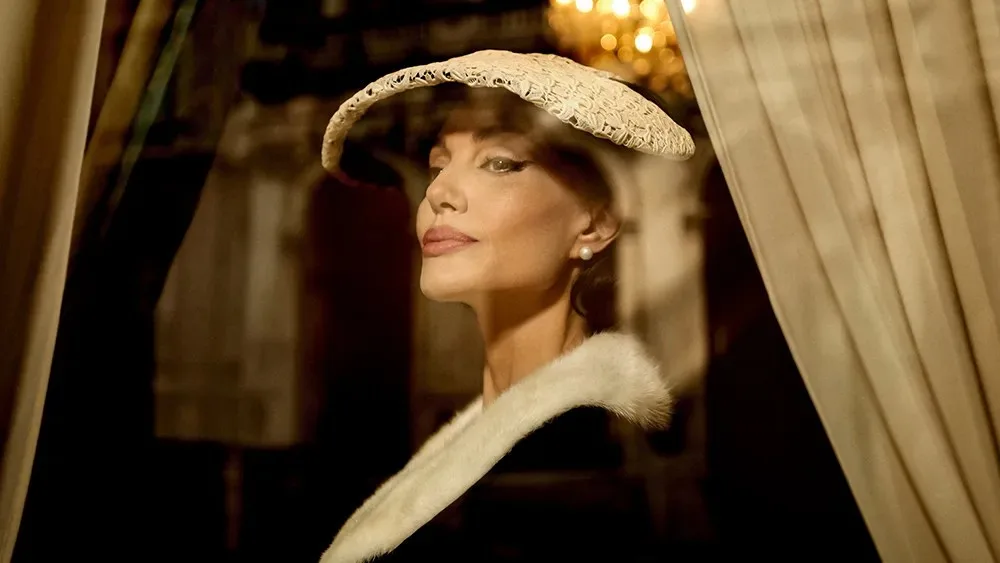 Angelina Jolie aparece como a cantora de ópera Maria Callas em ‘Maria’