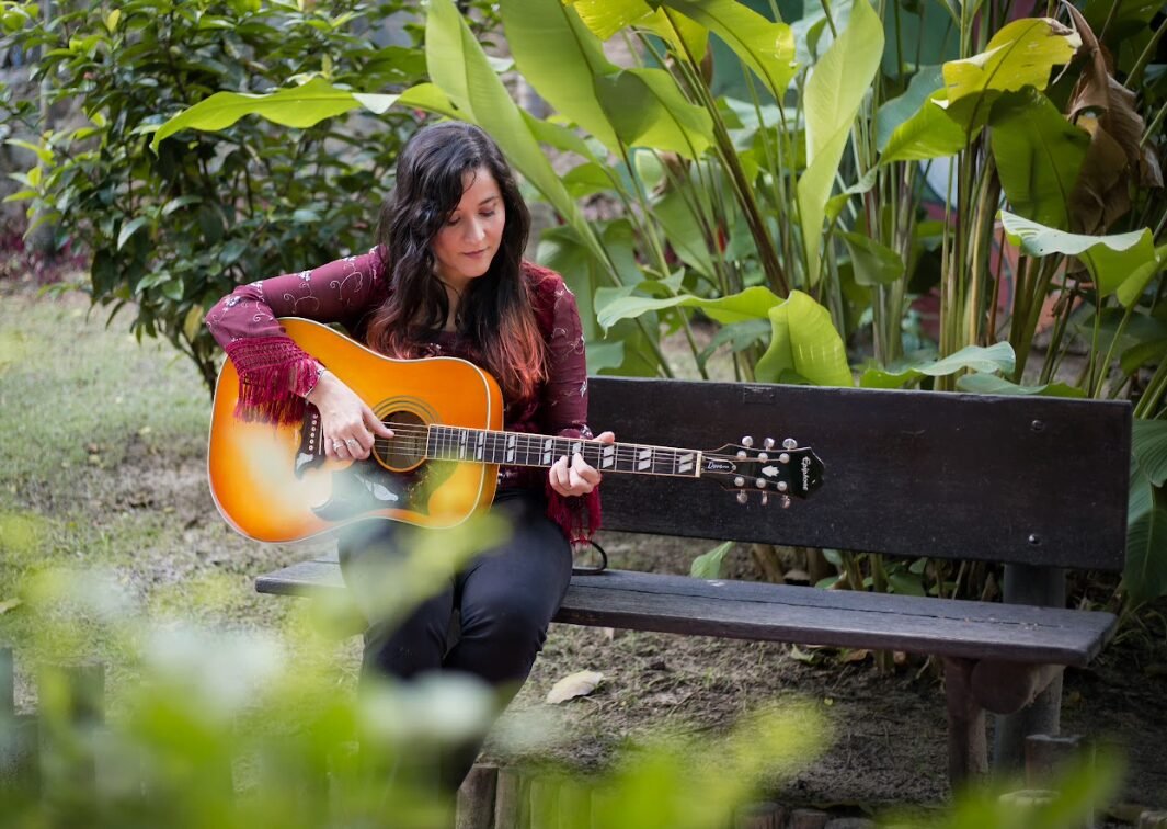 Candice Fiais lança EP "Groovy Quimera"