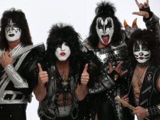 Kiss thumb