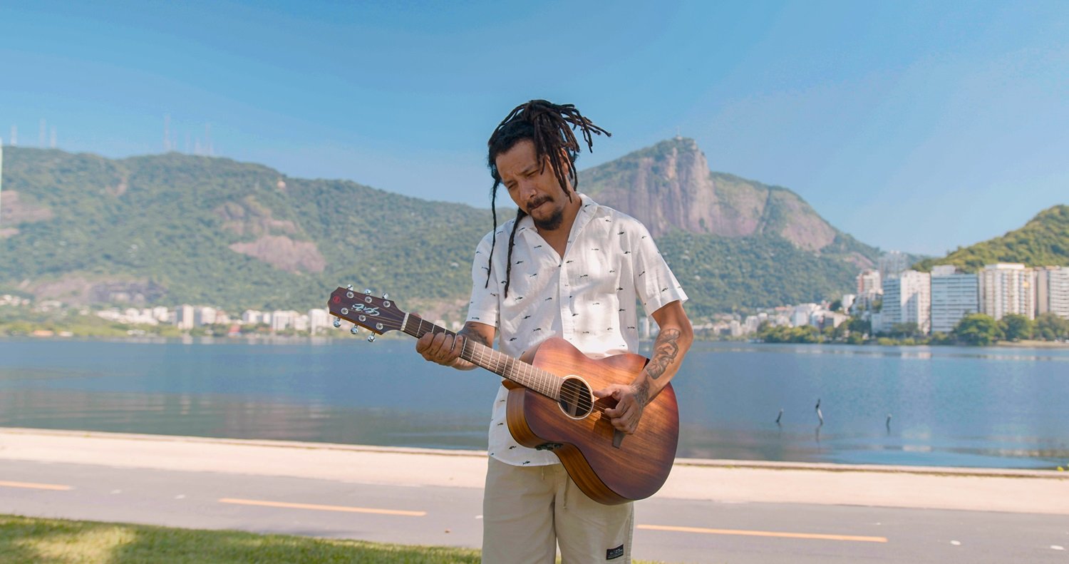 Juliano Moreira reflete a leveza do amor no single “O Que a Gente Faz”