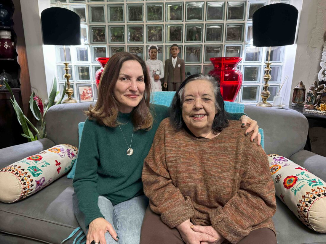 Thereza Falcão e Rosa Magalhães na sua casa quando se reuniam para conversar sobre o musical, em foto de 15 de julho de 2024 – Crédito fotográfico divulgação