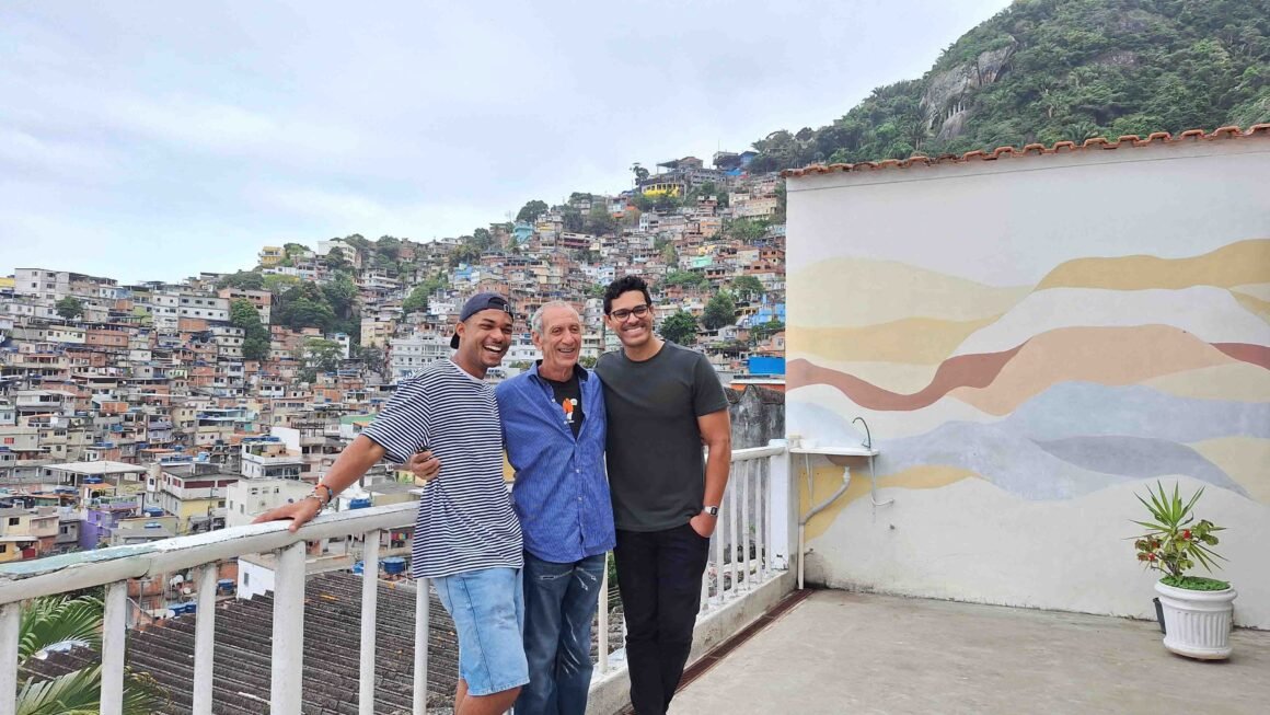 Juan Paiva e Renan Monteiro, destaques na novela da TV Globo Renascer e crias do Nós do Morro, com Guti Fraga, um dos fundadores do Grupo - Crédito fotográfico Lane Quepes
