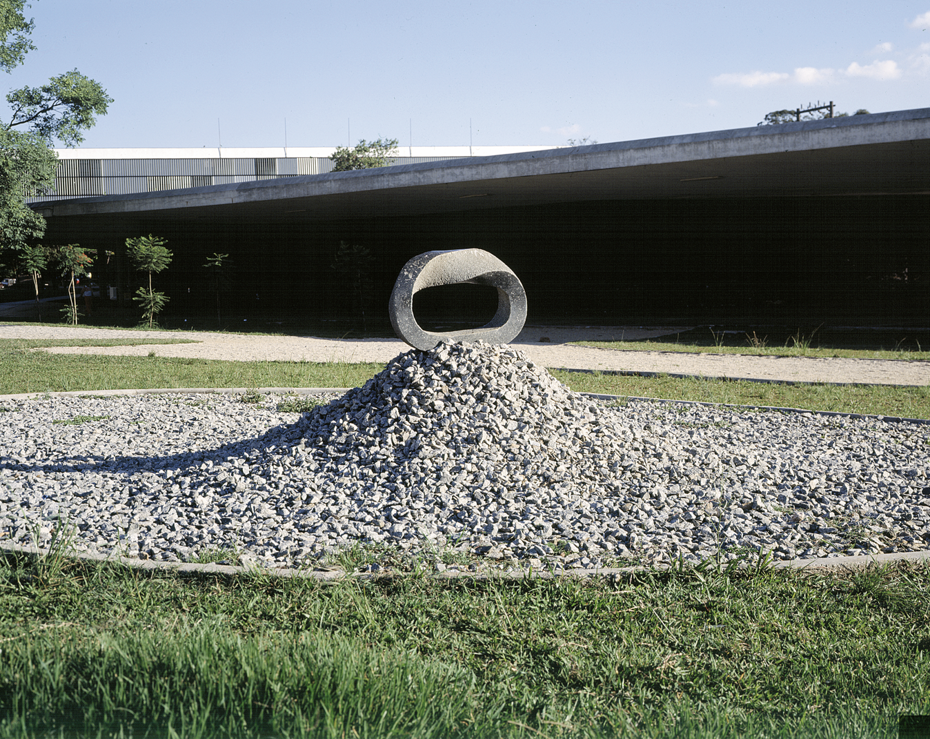 Hisao Ohara, Pedra Torcida, 1985. Coleção Museu de Arte Moderna de São Paulo. Foto: Romulo Fialdini