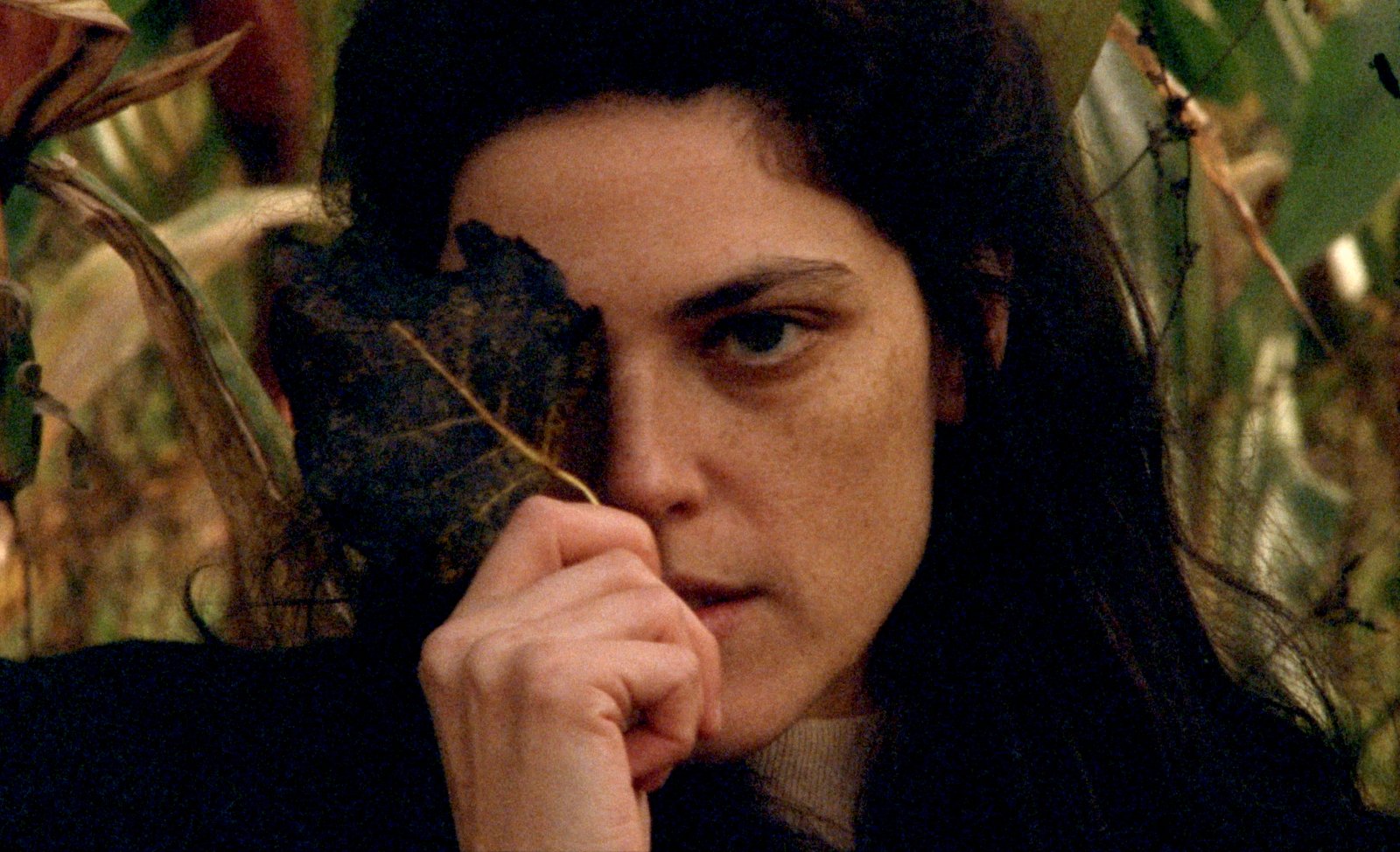 “Invenção”, co-criado por Courtney Stephens e Callie Hernandez, equilibra elegia e comicidade em filme pitoresco sobre luto