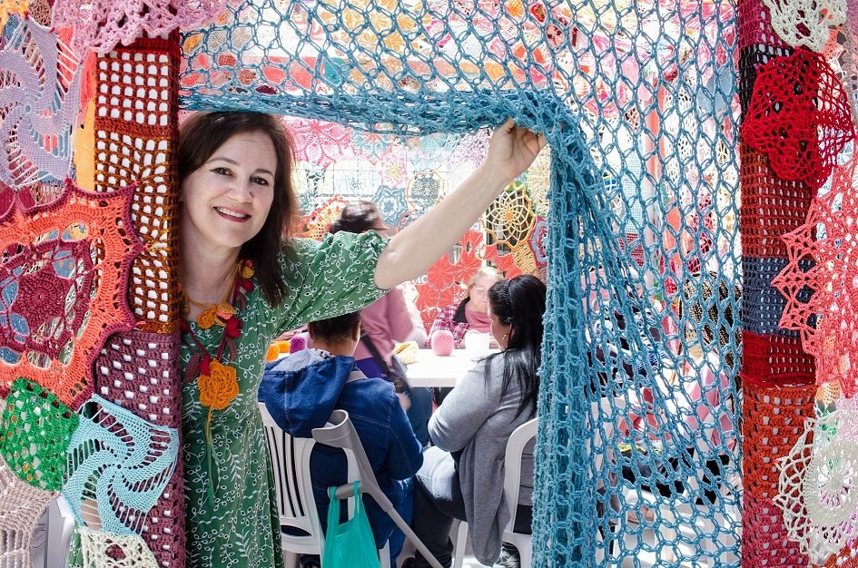 Casa-instalação de crochê poderá ser visitada na Caixa Cultural RJ