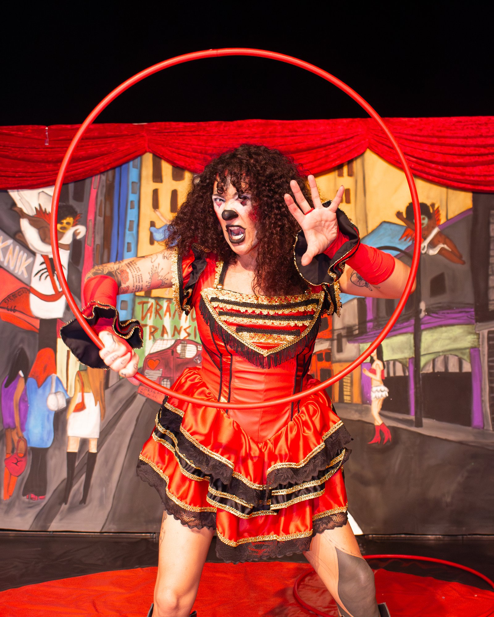 Idealizado pela artista circense Vulcanica Pokaropa, o projeto utiliza o humor, bambolê, malabares e mágica em uma fábula sobre sonhos e adversidades