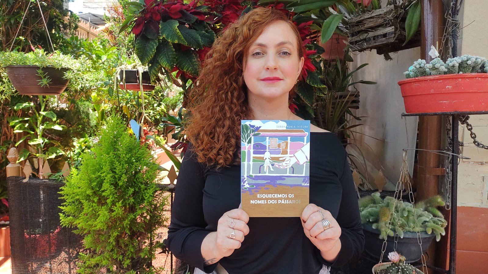 Escritora mineira Sarah Munck lança “Esquecemos os nomes dos pássaros”