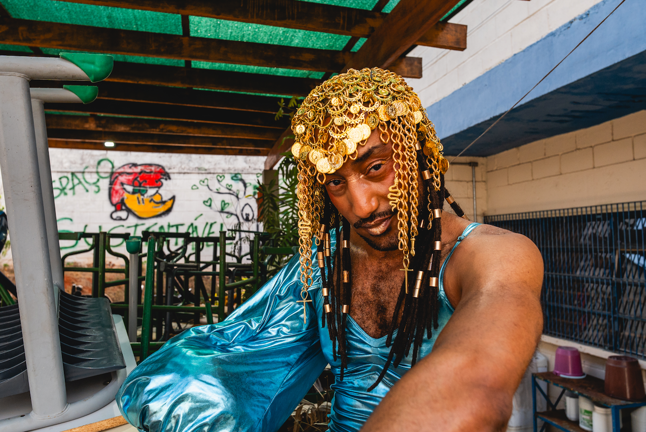 Expulso da escola aos 10 anos por dublar Whitney Houston, Marco Antonio Fera retorna com “Prete Bixa”