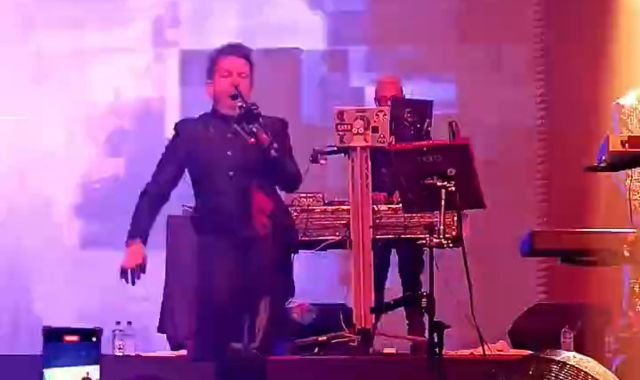 Information Society resgata o synthpop em noite de pista quente no Rio