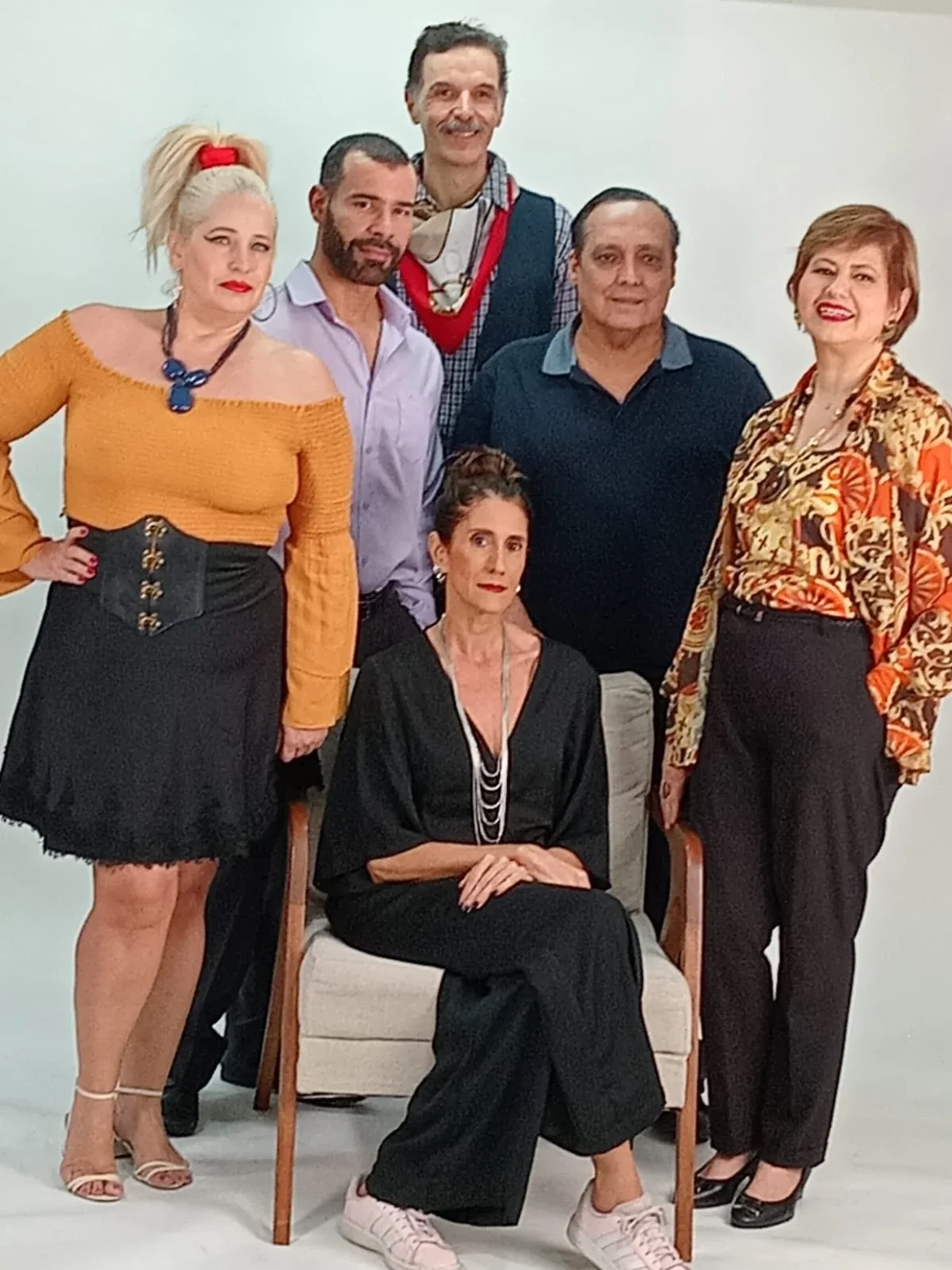 FOTO 3 Pia Manfrone e elenco de As Loucas de Copacabana
