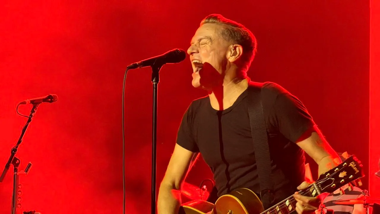Bryan Adams coloca a plateia nas mãos em show lotado de hits no Rio