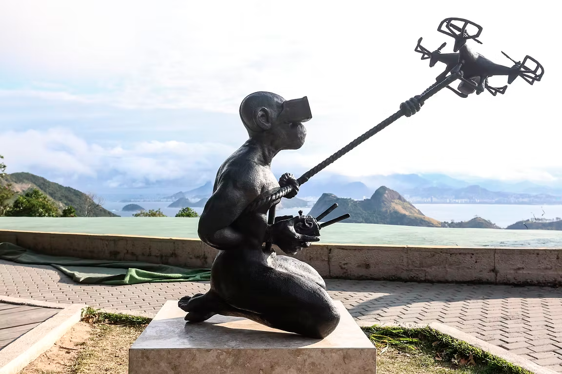 La Décadence Biomorphique, escultura em resina e ferro, altura total 2.05 larg 1.00, profundidade 1.25