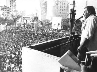Sérgio Ricardo fala ao público do palanque durante comício pelas Diretas Já na Praça da Sé, região central de São Paulo. Foto de janeiro de 1984 - Foto João Pires Estadão Conteúdo Arquivo
