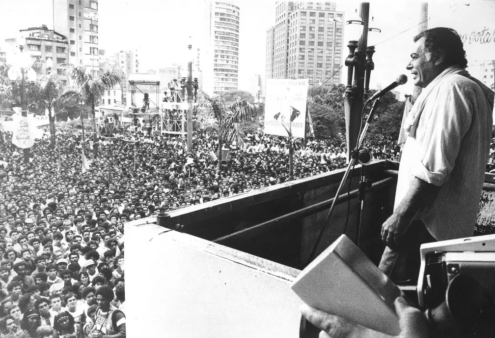 Sérgio Ricardo fala ao público do palanque durante comício pelas Diretas Já na Praça da Sé, região central de São Paulo. Foto de janeiro de 1984 - Foto João Pires Estadão Conteúdo Arquivo