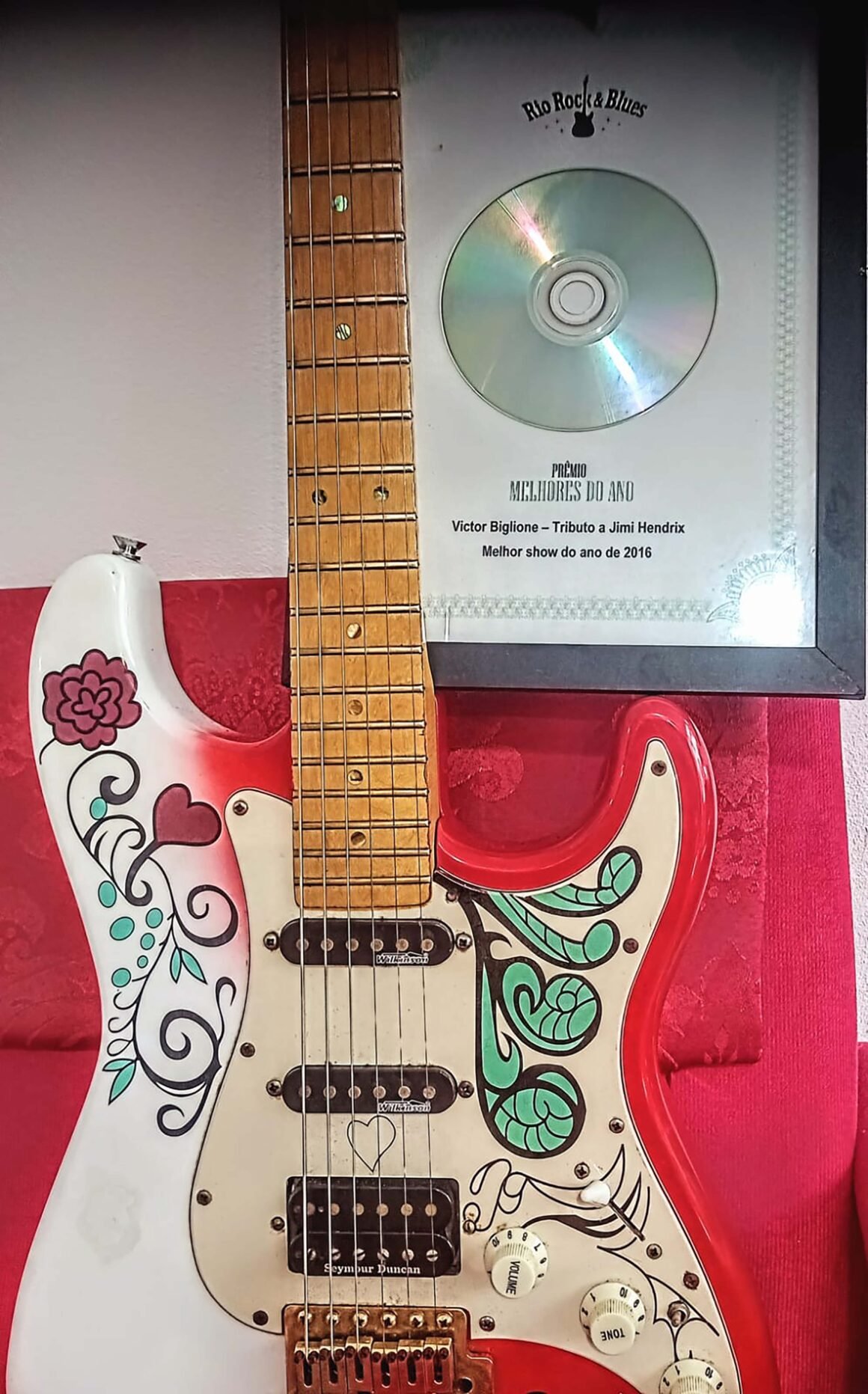 Guitarra modelo Strato Monterrey 67 incendiada por Jimi Hendrix no icônico Festival utilizada por Biglione na conquista do Melhor Show de 2016 no Rio Rock e Blues em tributo (Acervo de Victor Biglione)