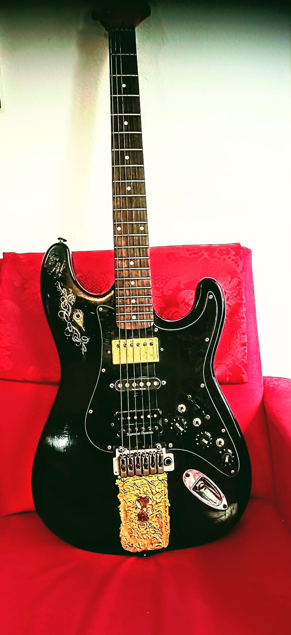 Guitarra modelo Stratocaster usada em diversos shows e gravações incluindo o icônico álbum com Cássia Eller (Acervo de Victor Biglione)