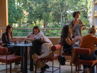 Oficina Matéria e cor experimentações em argila reúne participantes em atividades de modelagem manual. Foto LAB MR