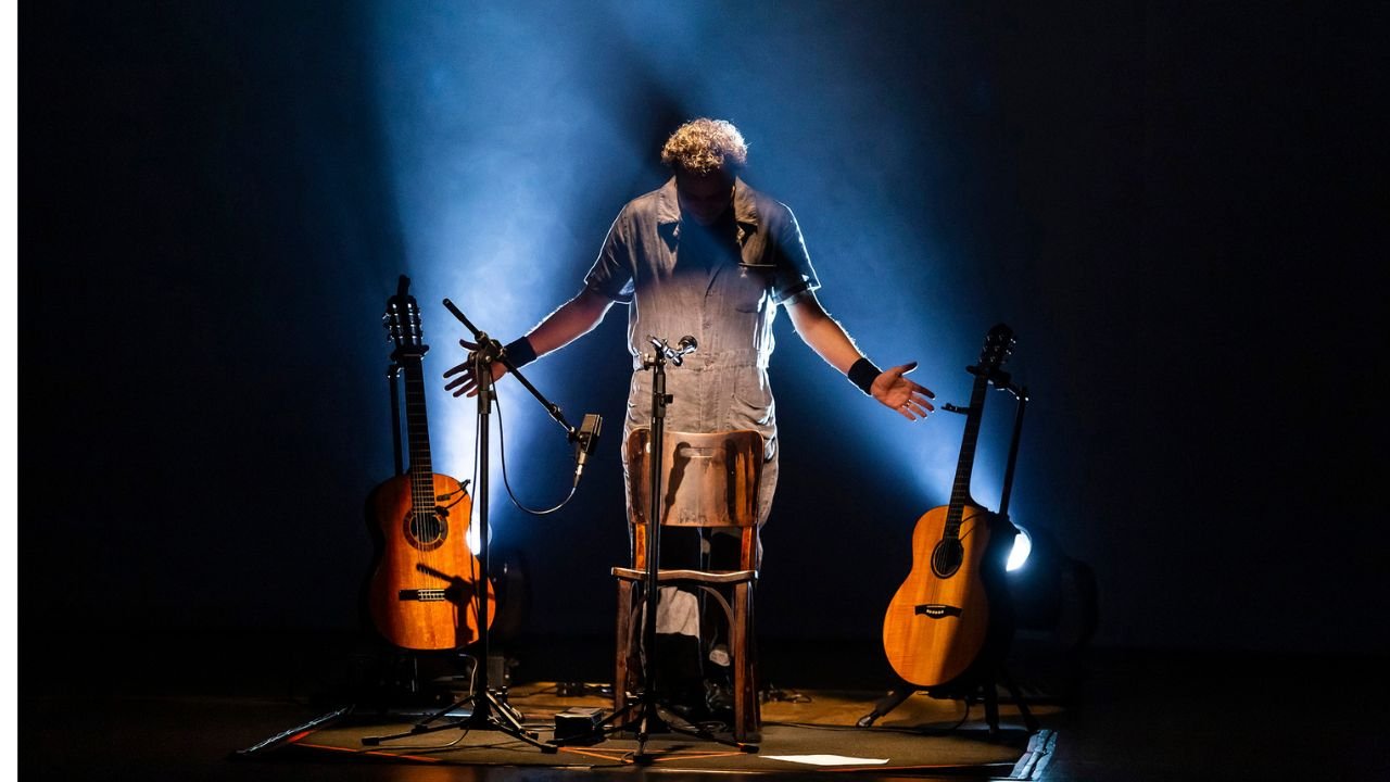 Das Cinzas à Música: Paulinho Moska traz Seus “Violões Fênix” ao Rio de janeiro