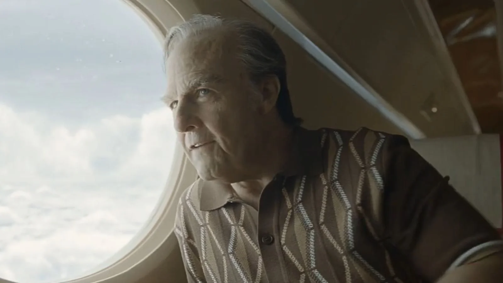 Tom Cruise Surge Irreconhecível em Trailer Completo de ‘Digger’