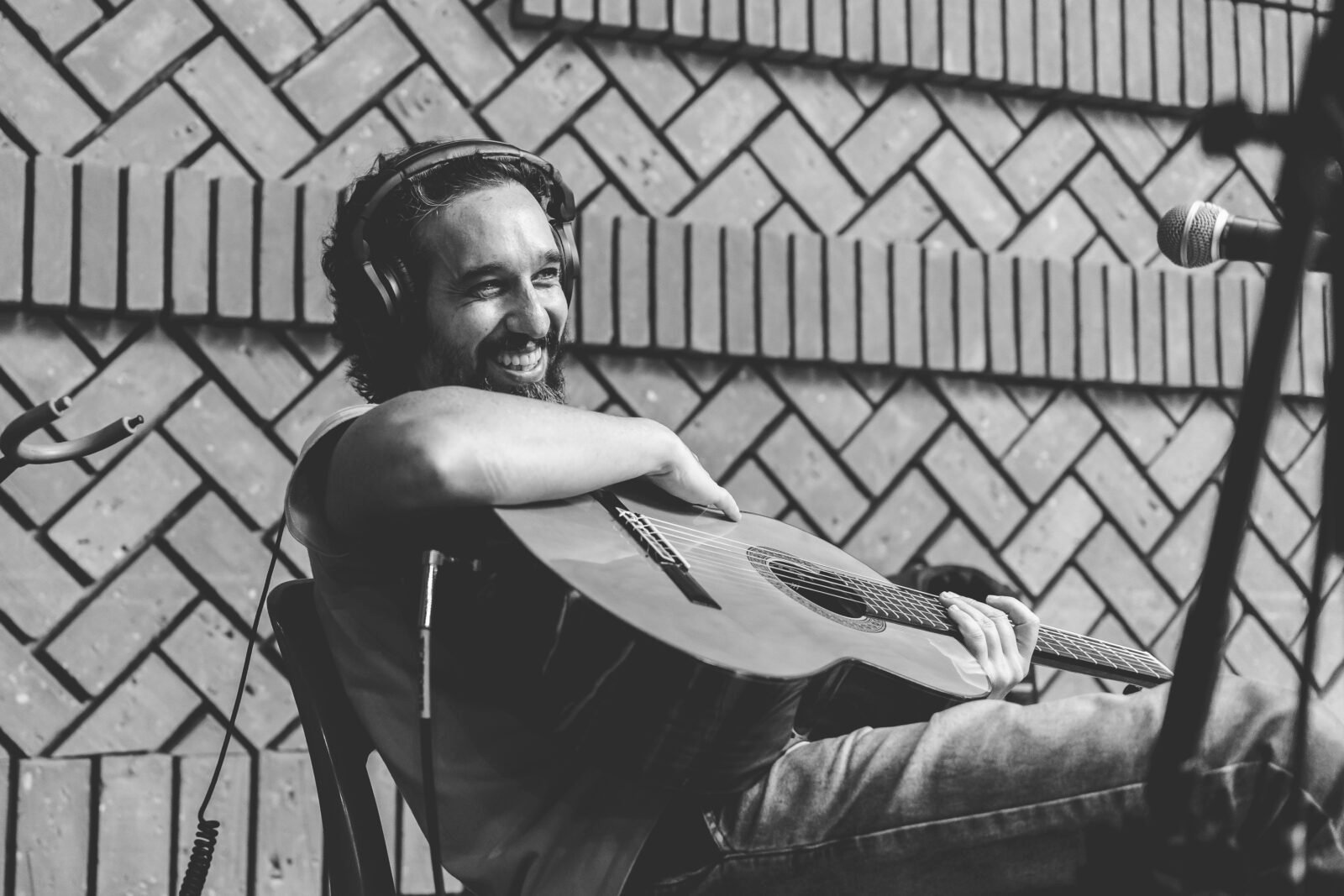 O compositor, instrumentista e escritor Fabio Manzione fará o pré-lançamentode seu novo trabalho autoral