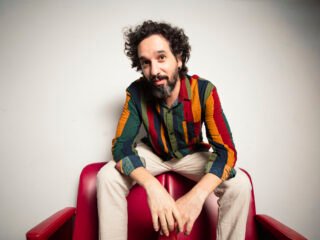 Fabio Manzione lança "Caroço", álbum solo que transforma o que incomoda em matéria-prima de criação