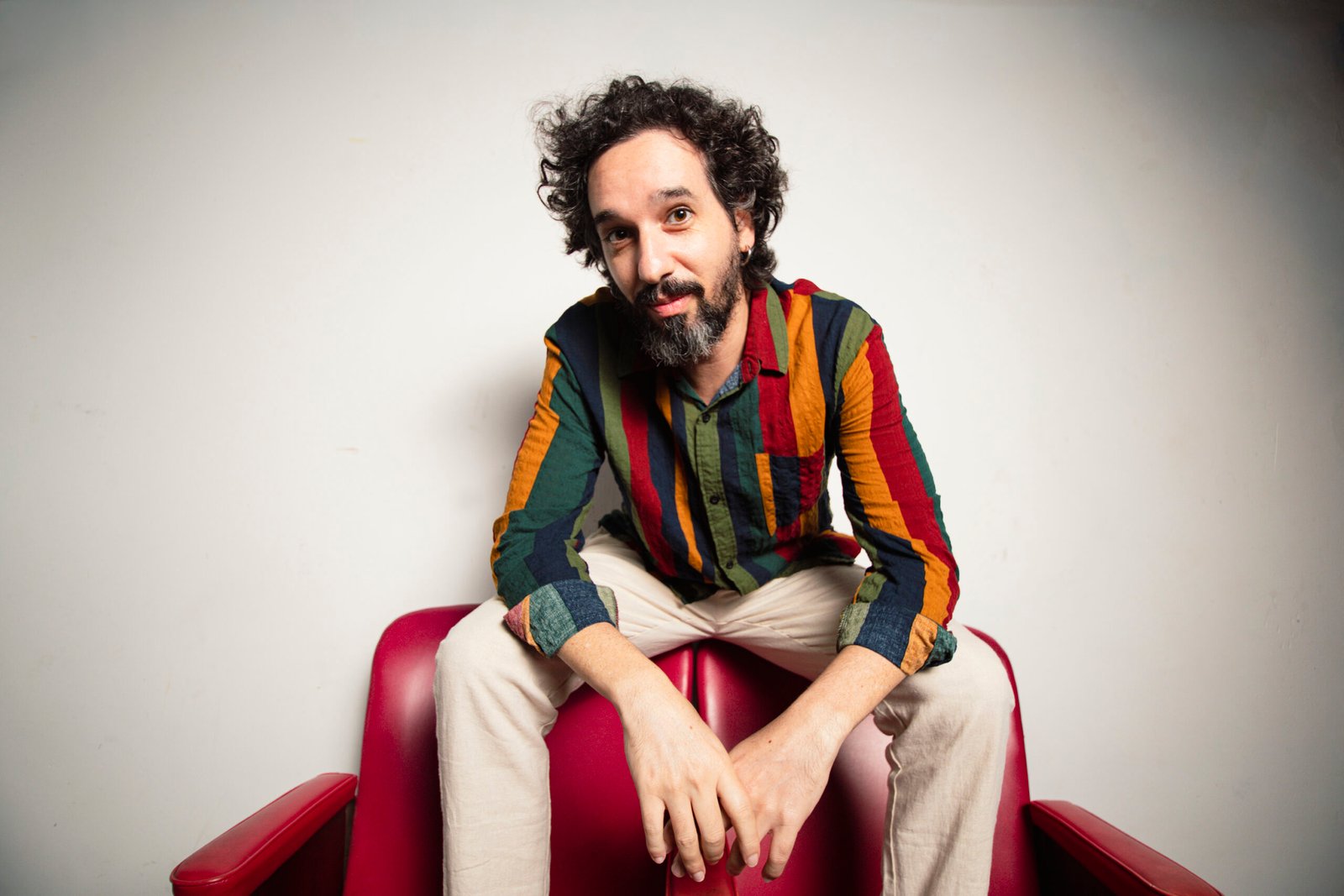 Fabio Manzione lança "Caroço", álbum solo que transforma o que incomoda em matéria-prima de criação