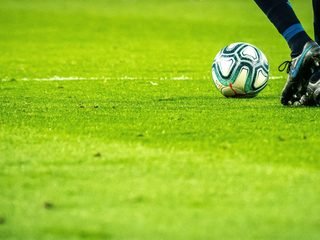 Jogador de futebol em campo durante uma partida