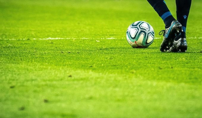 Jogador de futebol em campo durante uma partida