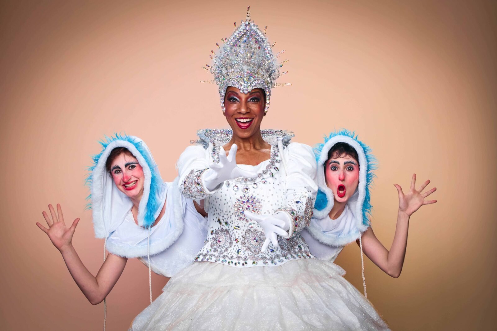 Lívia Feltre como Duende Dudú, Adriana Lessa como a Rainha da Neve e Carol Romano como Duende Dedé (Crédito João Pedro Hachiya)