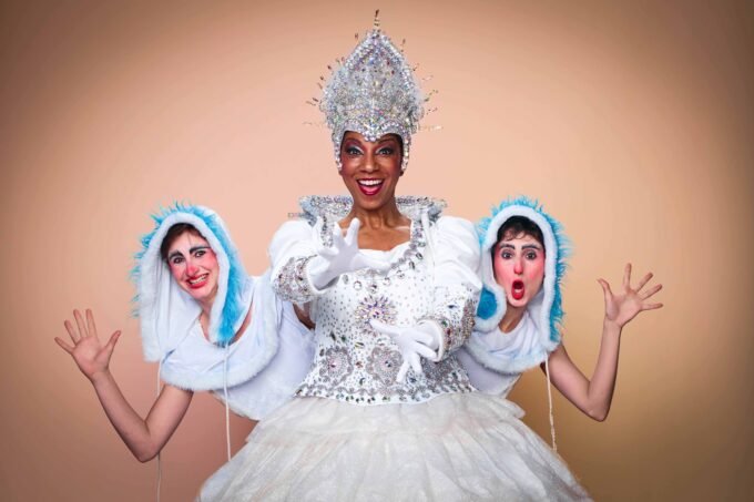 Lívia Feltre como Duende Dudú, Adriana Lessa como a Rainha da Neve e Carol Romano como Duende Dedé (Crédito João Pedro Hachiya)