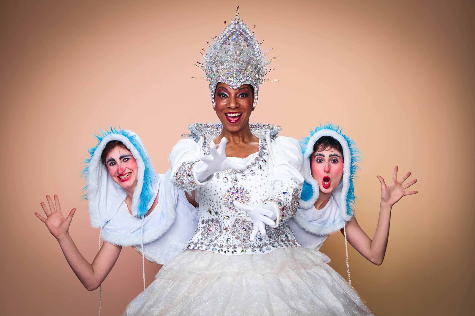 Lívia Feltre como Duende Dudú, Adriana Lessa como a Rainha da Neve e Carol Romano como Duende Dedé (Crédito João Pedro Hachiya)