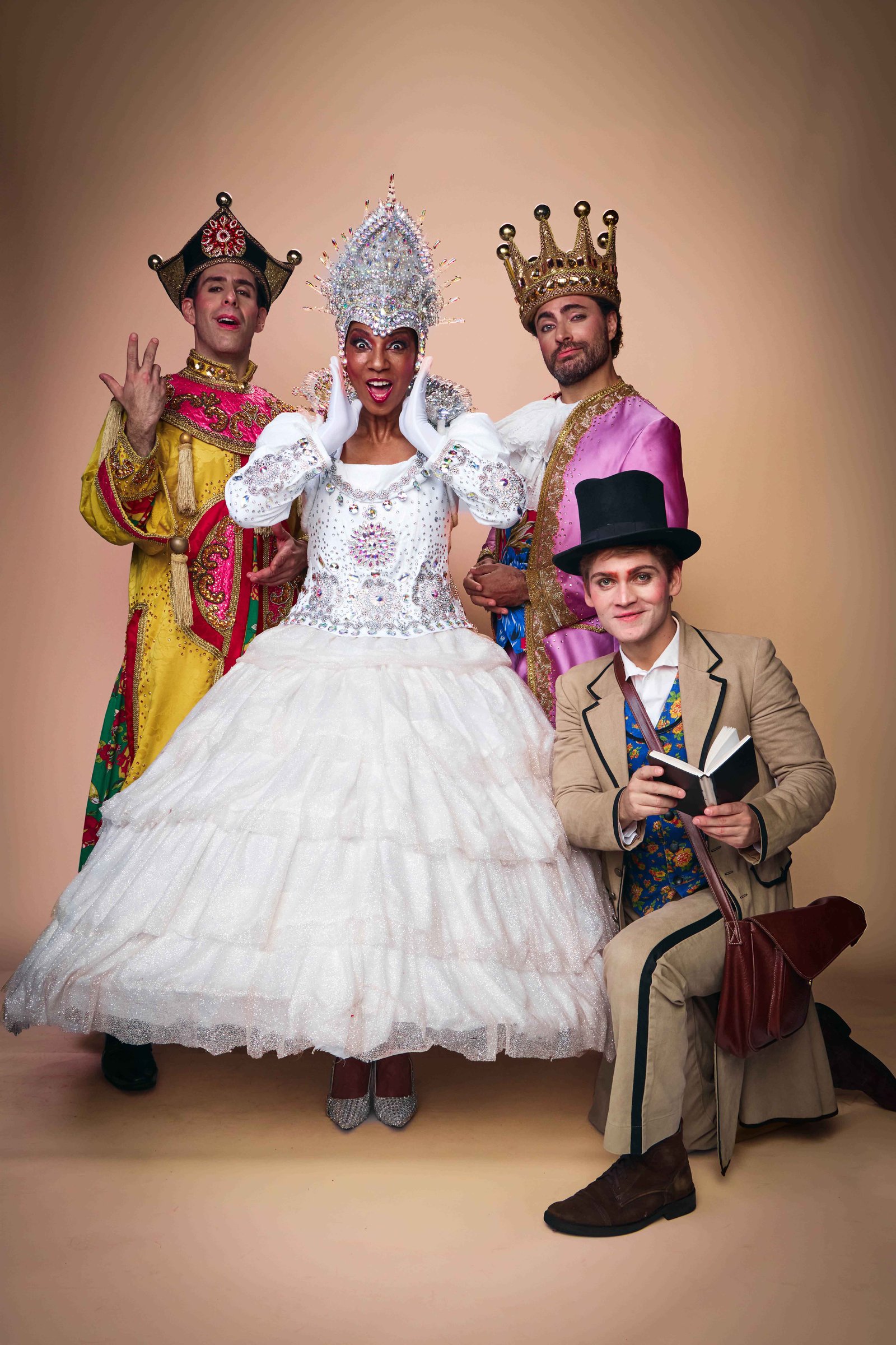 João Attuy como o Imperador Sábio, Adriana Lessa como a Rainha da Neve, Carlo Porto como o Rei Vaidoso e Guilherme Carvalho como Andersen (Crédito João Pedro Hachiya)