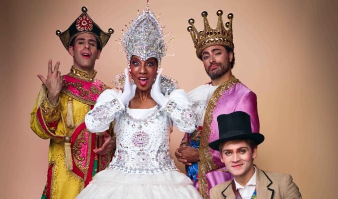 João Attuy como o Imperador Sábio, Adriana Lessa como a Rainha da Neve, Carlo Porto como o Rei Vaidoso e Guilherme Carvalho como Andersen (Crédito João Pedro Hachiya)