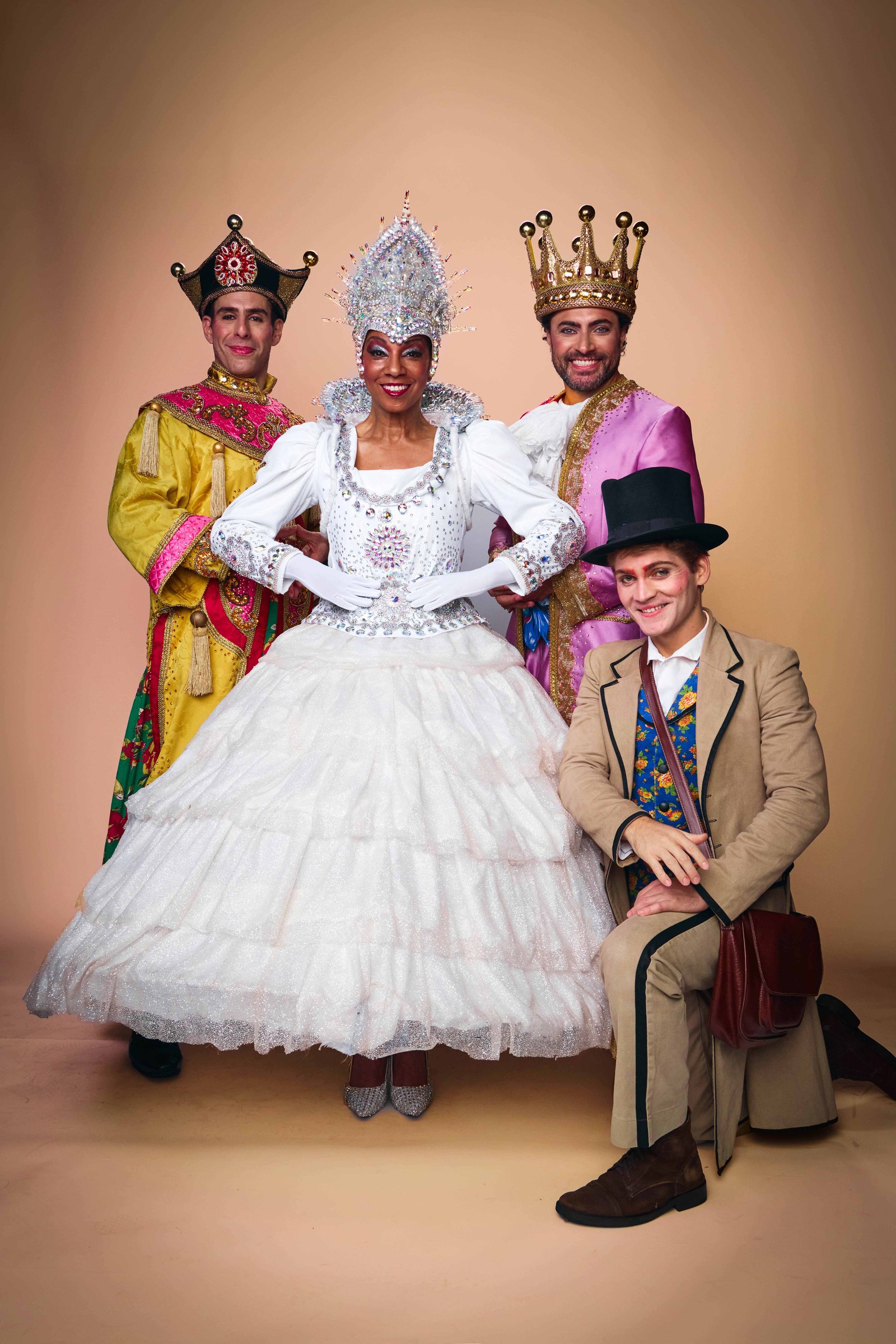 João Attuy como o Imperador Sábio, Adriana Lessa como a Rainha da Neve, Carlo Porto como o Rei Vaidoso e Guilherme Carvalho como Andersen (Crédito João Pedro Hachiya)